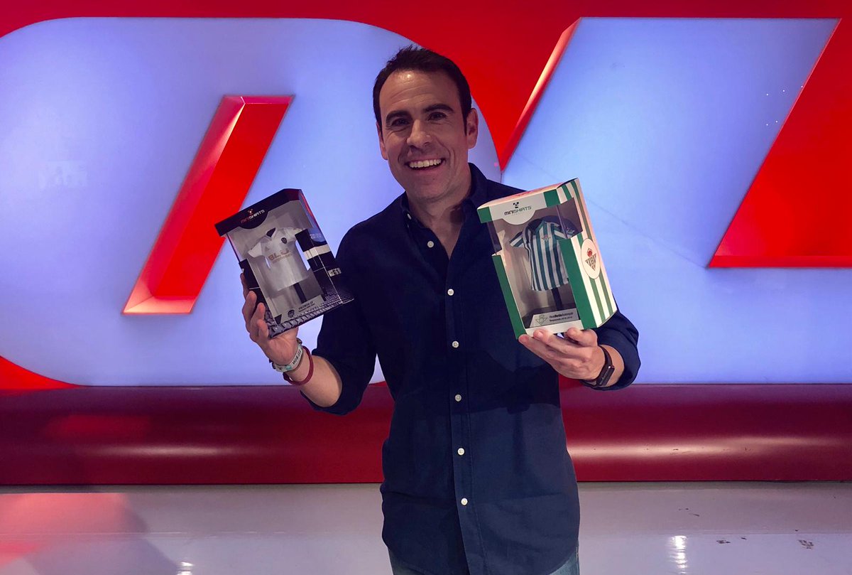 bar_tv's tweet photo. 🎁 REGALO 🎁 

👕 ¿Quieres una mini camiseta del @RealBetis o del @valenciacf? 

❤ Sigue a @Gol 

🔄 Haz RT

🔝 Dinos el titular del partido junto al HT #BetisValenciaEnGol

🎖️ Un ganador por camiseta

🧐 Todas las reacciones y el análisis con @felipedelcampo https://t.co/fbvNFpIr65