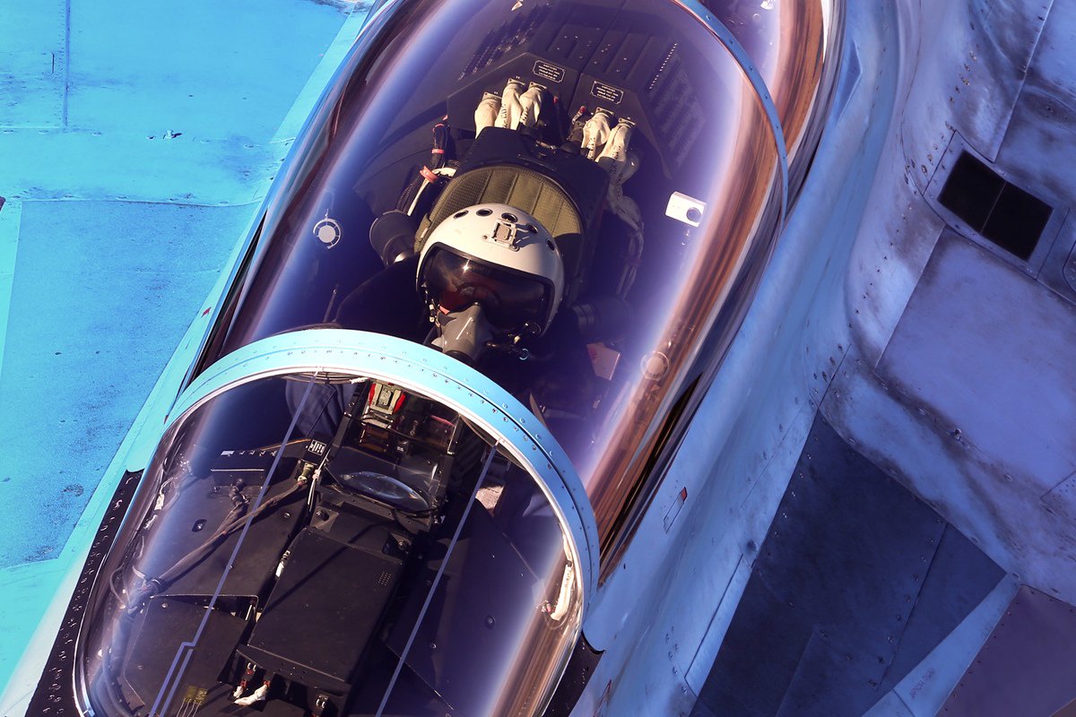 Dy0AkfCW0AMb0Cg.jpg:large