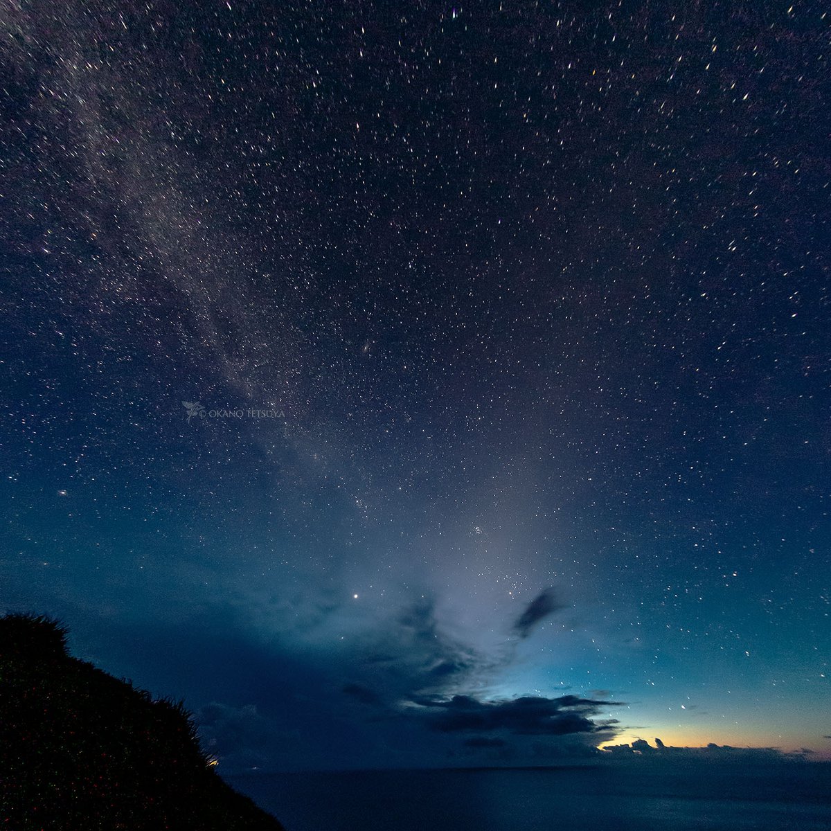 黄道光（Zodiacal light）は天の川よりも薄く淡い光の帯です。
地球近くの宇宙空間に存在する塵が光っているとのこと。
中央より右上に伸びるのが黄道光、左上へ伸びるのが天の川、夏の夜明け前なので冬の星座がいっぱいです。
2018年7月18日3時43分、母島にて
#黄道光 #Zodiacallight #小笠原諸島
