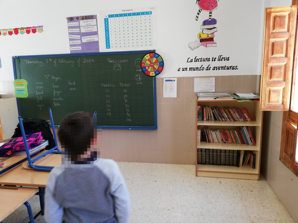 MCarmenRocas's tweet image. Hoy hemos repasado los números del 10 al 100 en inglés. Los puntos sólo contaban si al caer los dardos o la pelota decían bien el número en inglés. ¡Ha sido un éxito! 💕👦🧒 #teachingnumbers #IloveEnglish