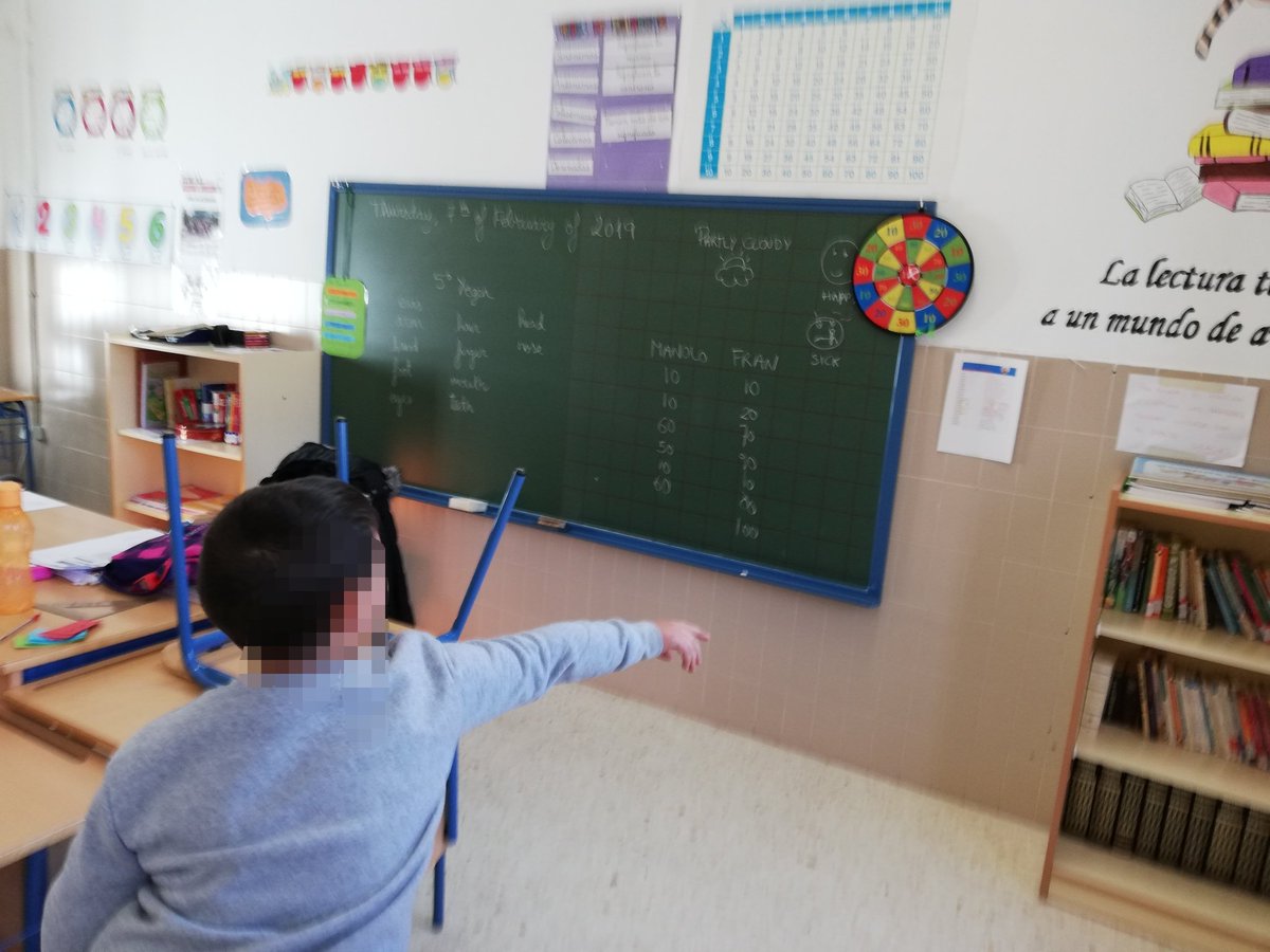 MCarmenRocas's tweet image. Hoy hemos repasado los números del 10 al 100 en inglés. Los puntos sólo contaban si al caer los dardos o la pelota decían bien el número en inglés. ¡Ha sido un éxito! 💕👦🧒 #teachingnumbers #IloveEnglish