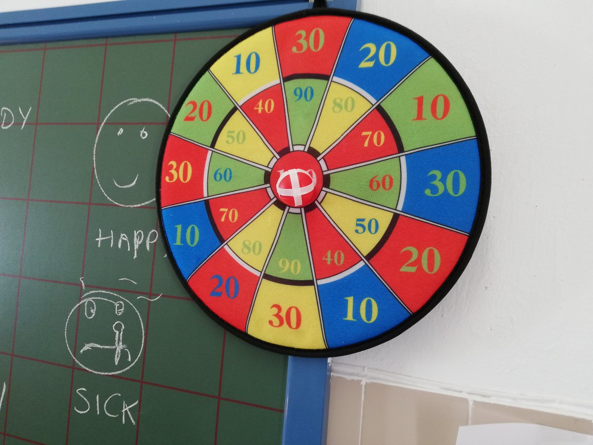 MCarmenRocas's tweet image. Hoy hemos repasado los números del 10 al 100 en inglés. Los puntos sólo contaban si al caer los dardos o la pelota decían bien el número en inglés. ¡Ha sido un éxito! 💕👦🧒 #teachingnumbers #IloveEnglish