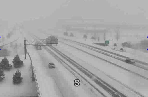 mndotsoutheast's tweet photo. Heavy snow in southeast Minnesota at this hour, road conditions are slick. Use caution, slow down, keep headlights on and keep a 10 car length distance between vehicles. #MnDOT snowplows are out. Watch https://t.co/MEmqELpVHX for updates. #MN511 #rochmn https://t.co/T4pM7ak3lY