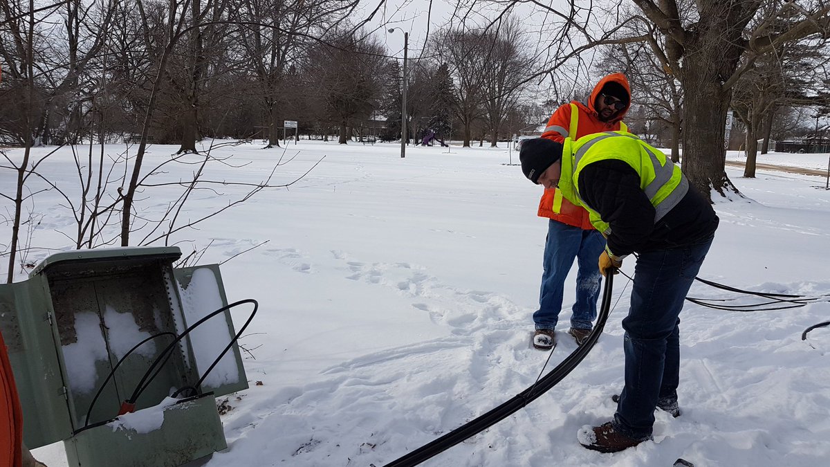 AFLglobal's tweet photo. Here's an awesome picture of AFL splicing a submarine cable that was installed in the fall in Peterborough Ontario as part of the FTTH expansion! #FTTH https://t.co/xcIdkhDzYy