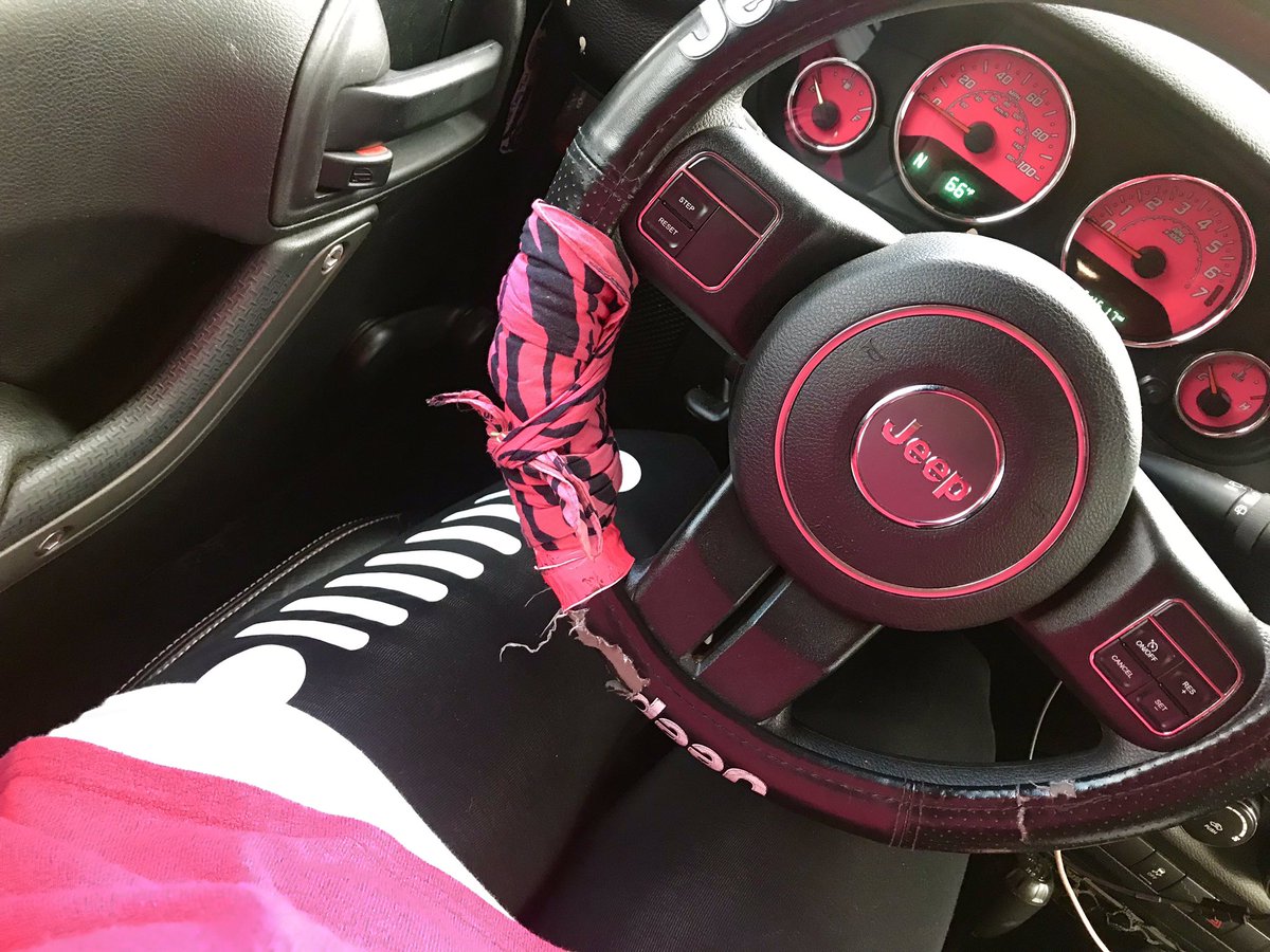 When your outfit matches your Jeep 1000% 🤣😂🙋‍♀️💖🖤 #JeepGirlyogapants #pinkisthenewblack #matchmadeinheaven #Grimm #mybeast #shejeeps #eastTNjeepgirl
