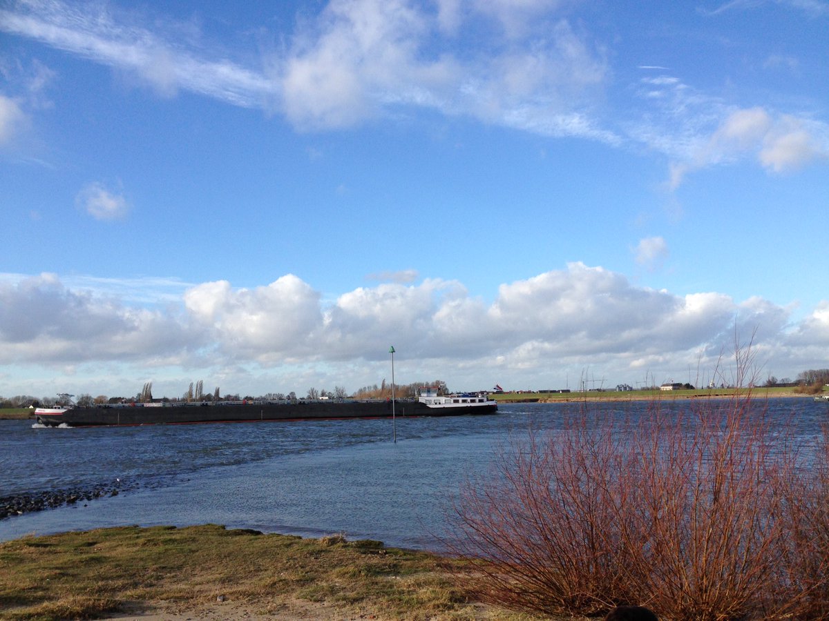 Druk verkeer op de #waal #Zaltbommel #uitzicht op de rivier vanuit <a href="/BZaltbommel/">B&B Zaltbommel</a>