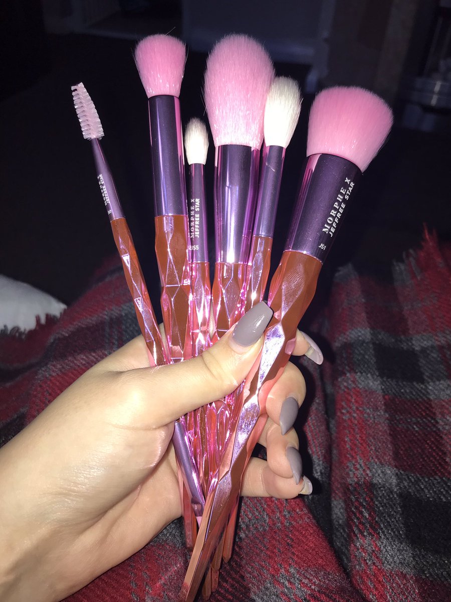 AlyceeRobinson's tweet photo. Brushes have come and they are stunning!!!🤩the most softest brushes I’ve ever brought😍so proud of you!❤️ @JeffreeStar https://t.co/zJvKoghJoL