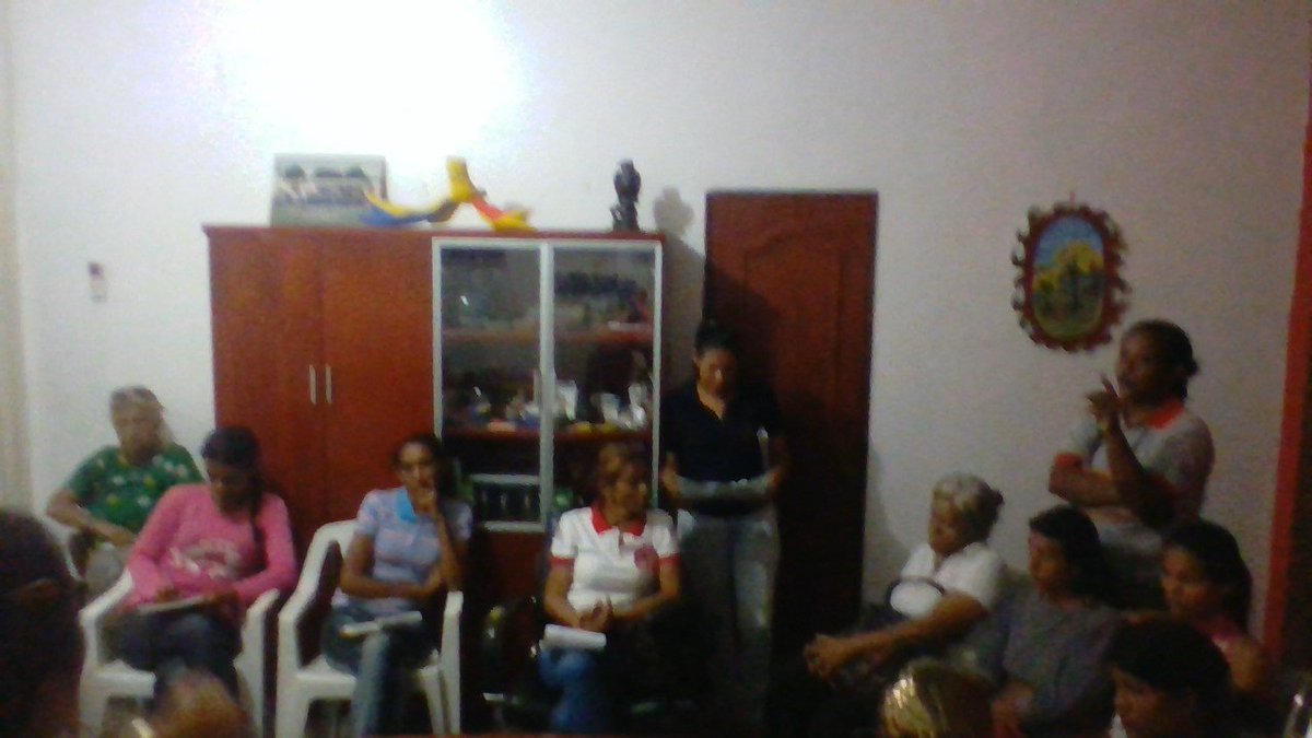 TurenComunal's tweet photo. #7Feb || #EnDesarrollo || Reunion en despacho de @Alcaldia_Turen con Directora del Despacho, @yurimar18revolu, Coordinadora Municipal de los #CLAP, Direccion de Relaciones InterInstitucionales y Promotores Comunales, organizando abordajes a Comunidades || @OnofrioC https://t.co/N8UDUc6efK