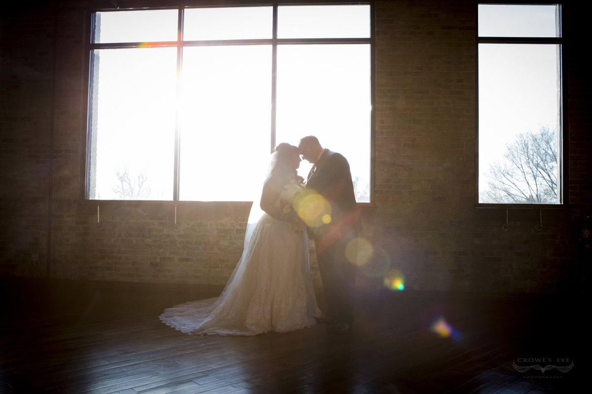 We are admiring this dreamy photo of this beautiful couple. 😍

📸: Crowe's Eye Photography
