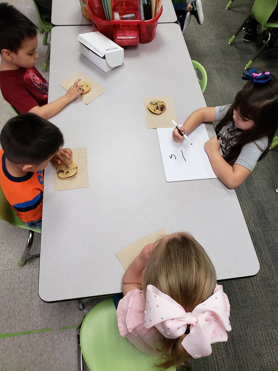 briveraperez's tweet photo. Thank you @Denton_BangElem for the Tiff's Treats Charity Competition our @briveraperez PK counted the chocolate chips and graph per table to compare! #funmathclass #sydney'ssong #bpanwarriors πππ @BangElementary https://t.co/zsfpUd8yEi