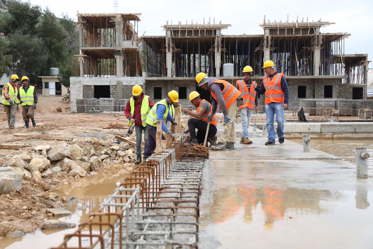 ukinlebanon's tweet photo. A great visit today for our @DFID_UK home team down south. First stop was at the ongoing works at the fishermen port at Jiyyeh, more fishing🐟🐡, better livelihoods💰. Further south, they saw how 660 LED bulbs lit up the streets of #Qrayeh town 💡 #UKAidwork #Lebanon https://t.co/k3W1axEpuA