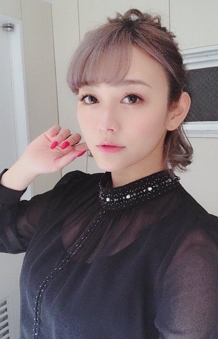 1枚目/とてもおめかししている西野翔 2枚目/すっぴんの西野翔 3枚目/猫に乗られ始めた西野翔 4枚目/完全に猫の重力を受け止めている西野翔 https://t.co/PNu60fySLx