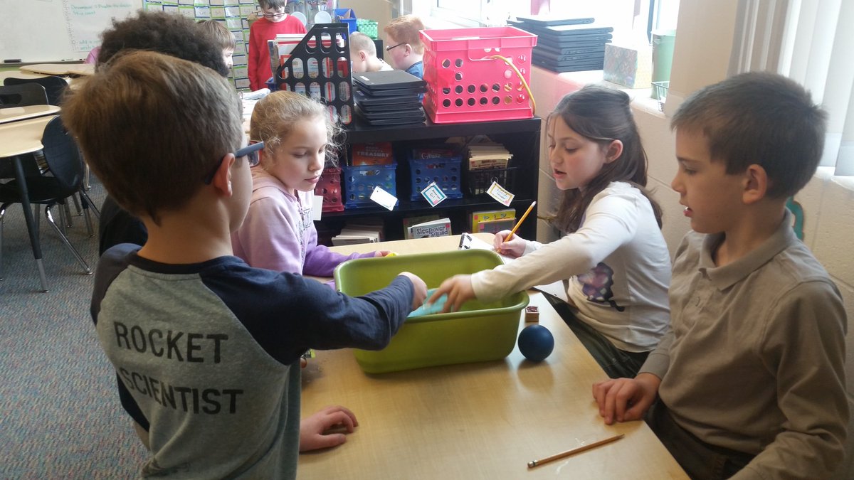 200SmithieDrive's tweet photo. Student leaders direct learning during science discovery centers. https://t.co/ecJnTCMMCb