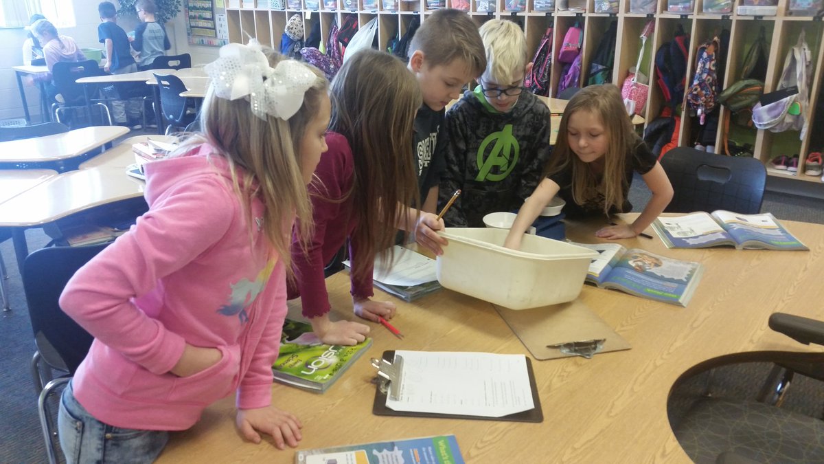 200SmithieDrive's tweet photo. Student leaders direct learning during science discovery centers. https://t.co/ecJnTCMMCb
