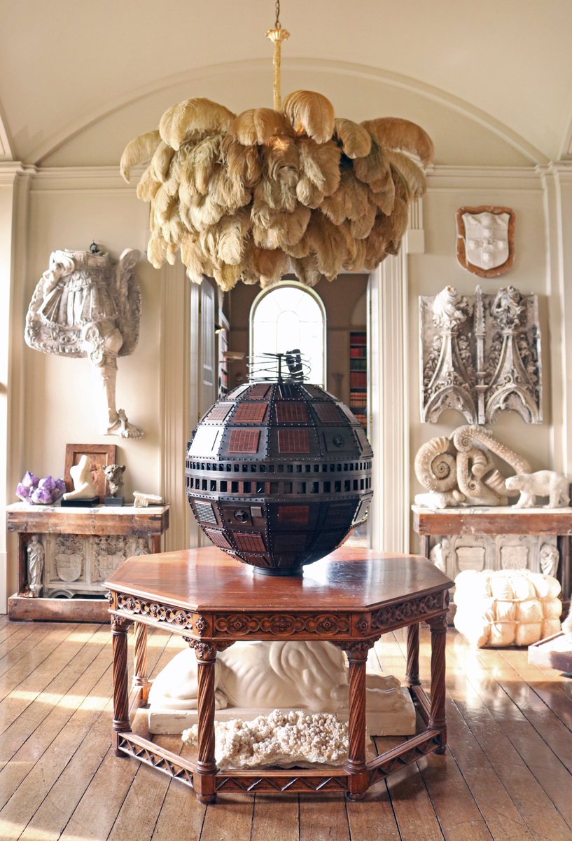 AynhoePark's tweet image. CHANDELIER CENTREPIECE // The newest addition to our Ante Room, the @amoderngrandtour Feather Chandelier in Old Gold - beautifully complimenting the surrounding plaster pieces and transforming the room entirely. #aynhoepark #amoderngrandtour #feather #ostrich #lighting