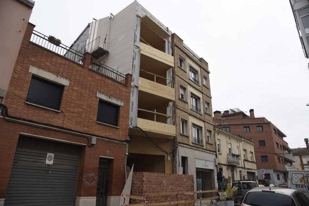 IncoviGirona's tweet photo. Construeixen a #Manresa el primer bloc de pisos de fusta. L'edifici, situat al número 14 del carrer de Flor de Lis, té sis plantes i és previst que estigui acabat de cara a l'estiu https://t.co/6CnKOjbpBZ https://t.co/c09R1nMVax