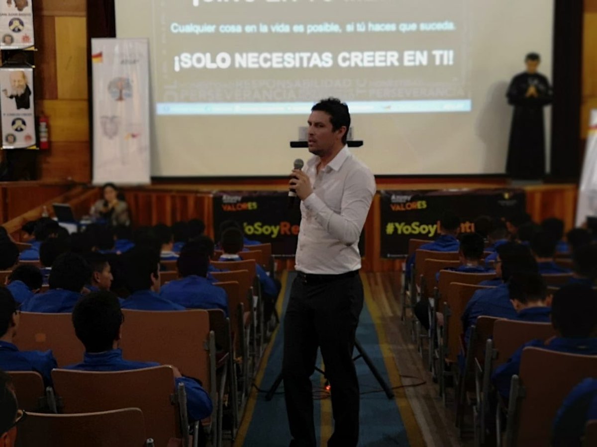 “Ustedes son el presente de nuestra sociedad porque desde su edad debemos erradicar la corrupción, la violencia, las drogas. Yo confío en ustedes”. Gobernador <a href="/xavierenderica/">Xavier Enderica</a> #AzuaySiembraValores ✅