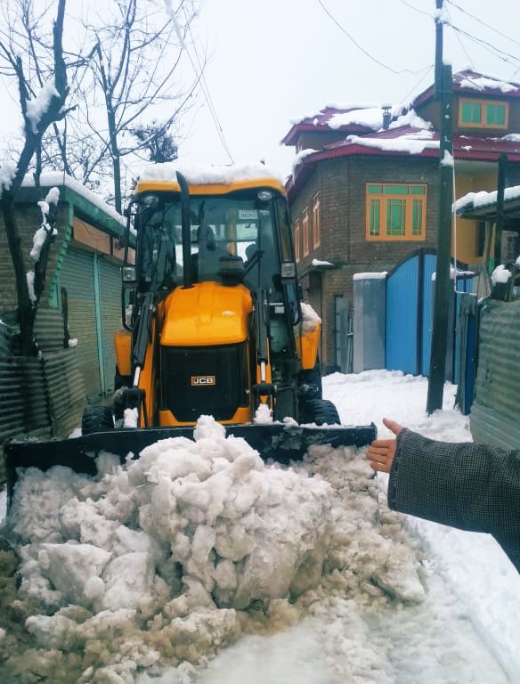 Snow Clearance operation at Asham sumbal