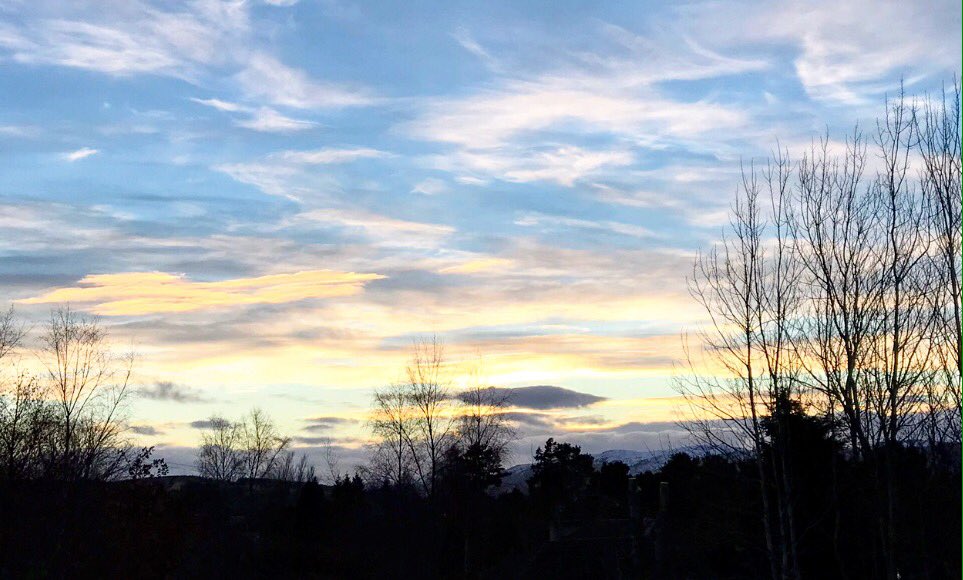 cloudymamma's tweet image. As Thursday floats away - have a lovely evening everyone! @CloudAppSoc @EarthandClouds @StormHour @BBCScotWeather @metoffice @NatureUK @ThePhotoHour #loveukweather #sunset #ThursdayTreat #clouds #ScottishHighlands