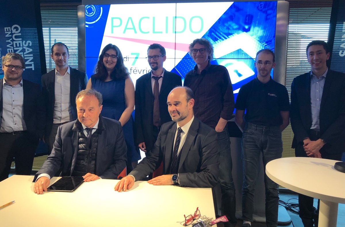 sqy's tweet photo. Signature de l’accord de consortium #PACLIDO, coordonné par @AirbusCyber. #SQY, soutien de la 1ère heure de ce projet, le rejoint en tant que terre d’expérimentation de la #SmartCity, sur l’éclairage public, grâce à 1 solution de pilotage développée par la start-up #M2Aim. https://t.co/pN8Svf7H4D