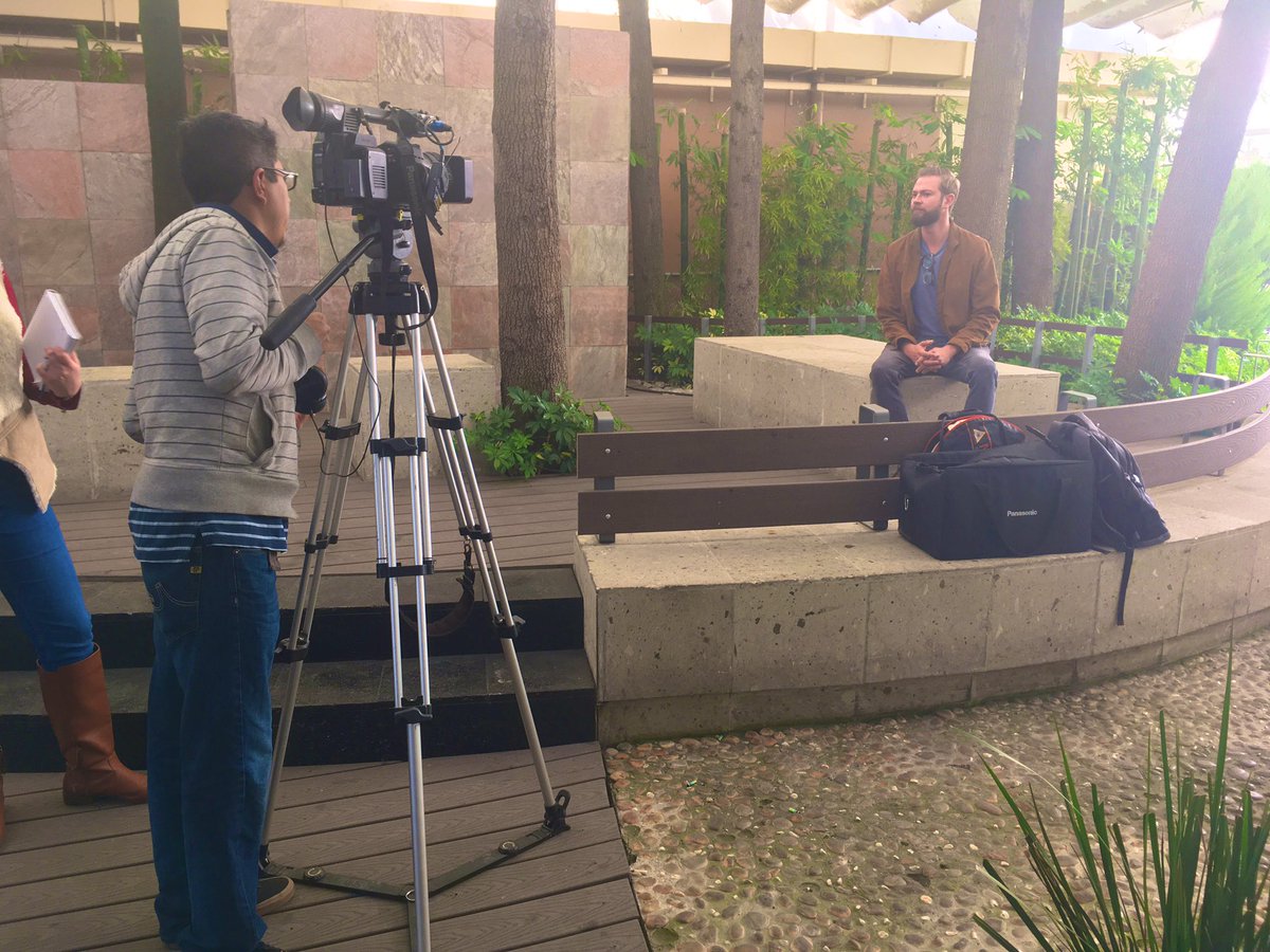 MersiveMX's tweet image. la importancia de un equipo transdisciplinario (filósofos, psicólogos y diseñadores de la mano con ingenieros) cuando se trabaja con tecnología. de lo habla nuestro CEO @FernandoValades con @Ftv_Fractal