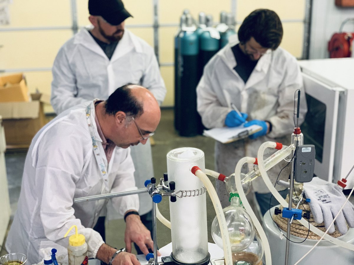 PHARMCBD's tweet image. We love Chemistry 🧪 💚✅🌱 Thanks again Karl for coming to show us tricks of the trade! #shortpathdistillation #distillation #terpenes #terps #hemp #cbd