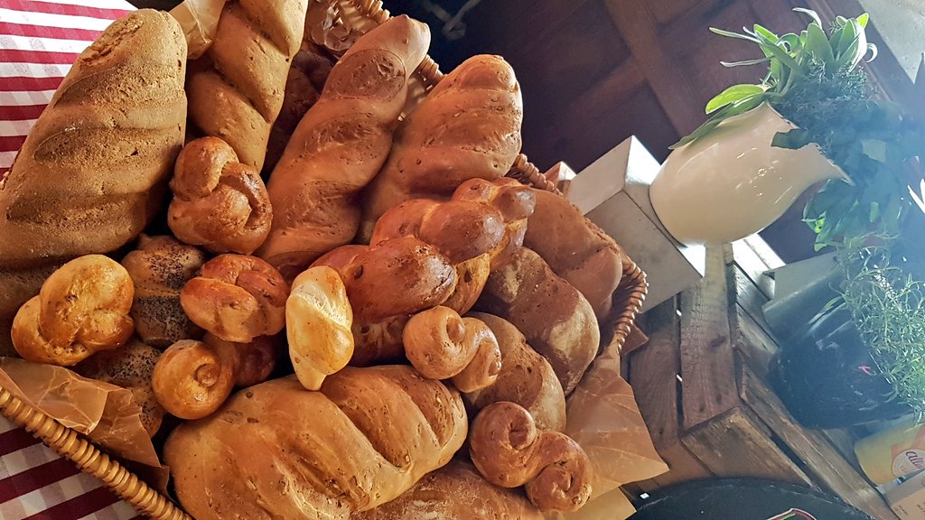 jamesrudman41's tweet photo. Fantastic bread demo at @HHCAldenham, thanks to Andrew and Wayne for making me so welcome. And to Peter for his excellent bread samples. https://t.co/obrH3UfgA4