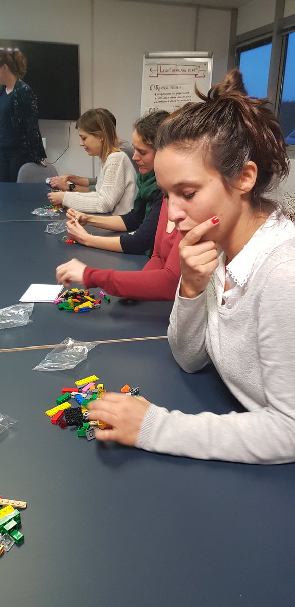Ce soir l'équipe découvre la méthode Lego Serious Play avec @claimay merci @Innoscale44 pour l'accueil #legoseriousplay #design