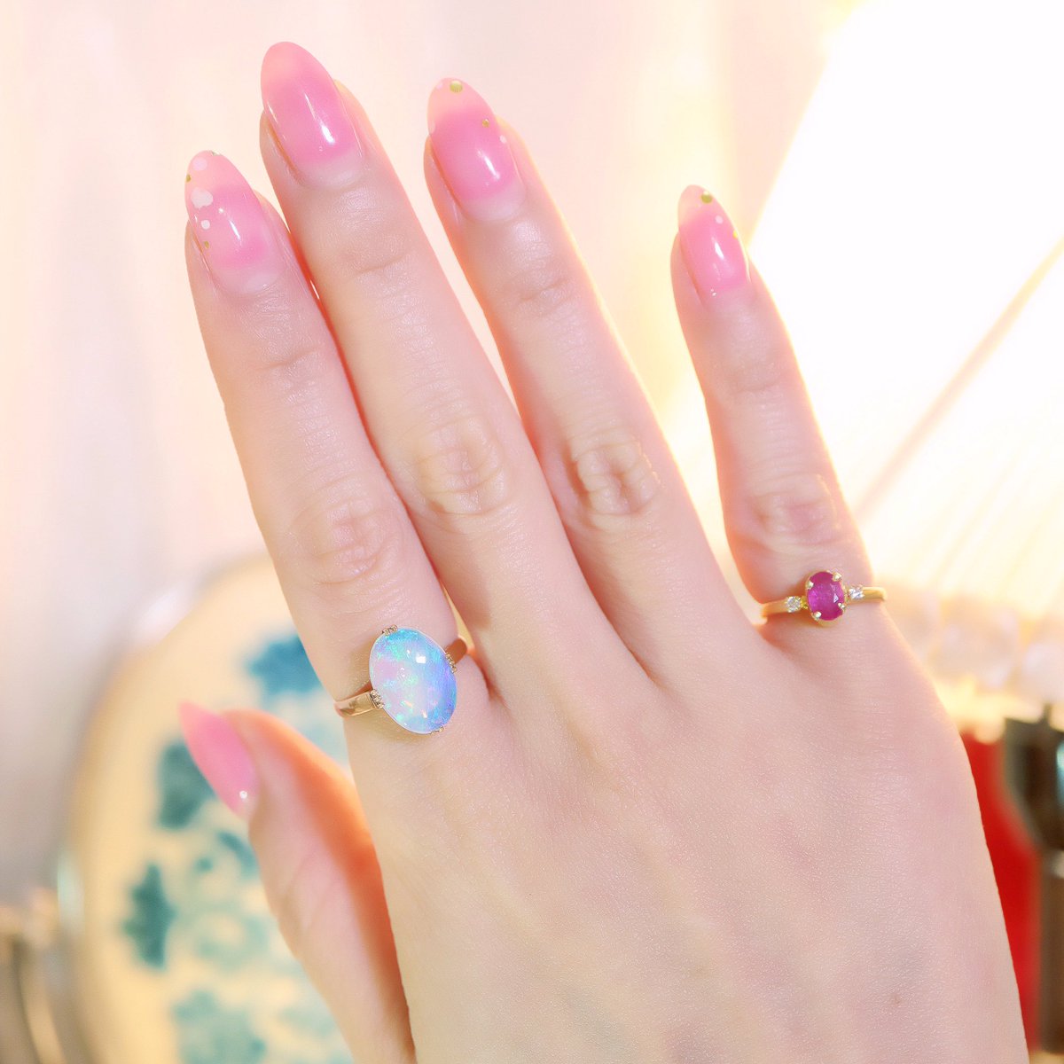 青猫 この指輪を撮りたくてオーロラの硝子玉を買いました 撮影する時コロコロ転がる このオパールはブルーとグリーンが鮮やかでほんのりピンク系紫がチラつきます 蓮華の花みたいな王冠透かしの石座から光を受けて指の上でも沈むことなくネオンがふわふわ