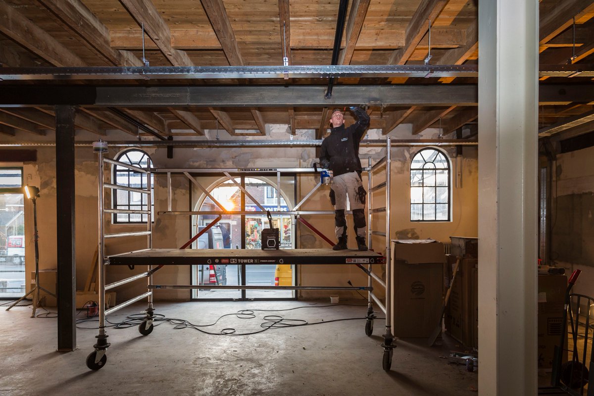 Voor de wintersluiting hebben wij De Maalderij in Klarenbeek opgeleverd. 
De Maalderij is een eigentijds kantoor-, winkel- en sportgebouw geworden.   In het karakteristieke pand zijn in de inpandige graansilo's werkruimten gemaakt en in de winkel zijn de trechters zichtbaar.