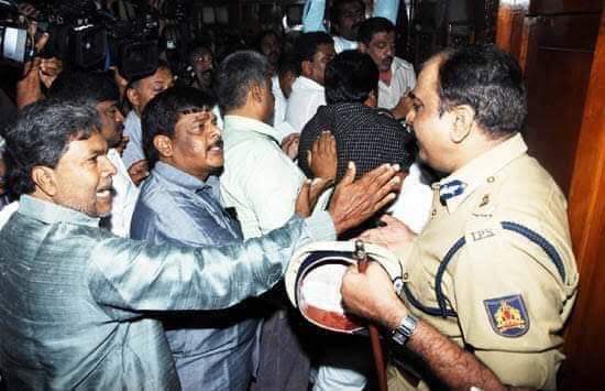 rraghu681's tweet photo. @CTRavi_BJP @RSSorg @BJP4India ಯಡಿಯೂರಪ್ಪನವರು ಮುಖ್ಯಮಂತ್ರಿಗಳಾಗಿದ್ದಾಗ ಅಂದಿನ ರಾಜ್ಯಪಾಲ ಹಂಸರಾಜ್ ಭಾರಧ್ವಾಜ್ ಭಾಷಣಕ್ಕೆ ತಡೆ ಒಡ್ಡಿದವರಾರು.?

ವಿಧಾನಸಭಾ ಅಧಿವೇಶನದಲ್ಲಿ, ಸದನದ ಬಾಗಿಲಿಗೆ ತುಳಿದು ಗದ್ದಲವೆಬ್ಬಿಸಿದ ಸಿದ್ದರಾಮಯ್ಯನವರ  ಅಂದಿನ ವರ್ತನೆ ನೆನಪುಮಾಡಿಕೊಳ್ಳಿ. https://t.co/h89bUv39RN https://t.co/9yh5P3muFs