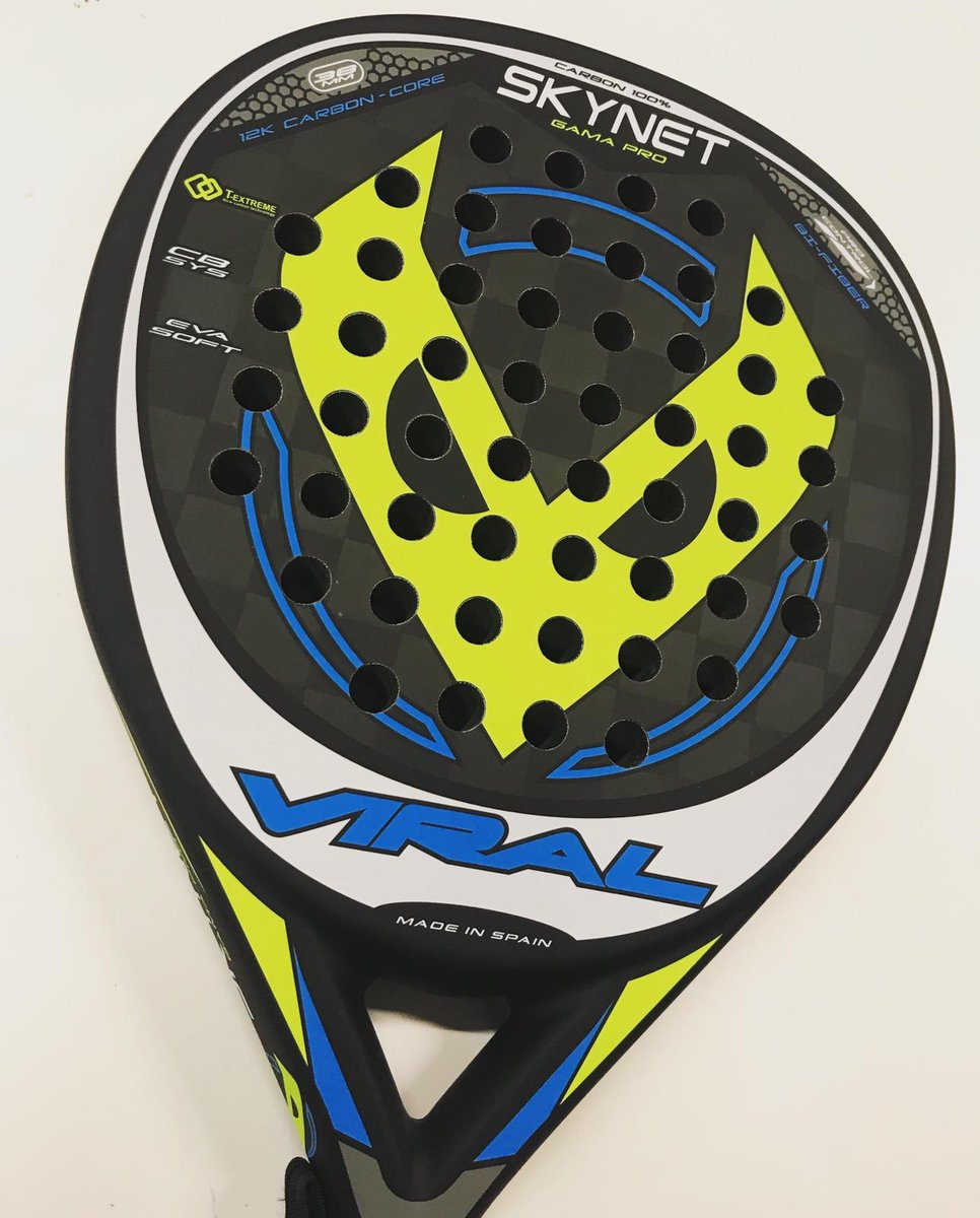 VIRALPADEL's tweet image. 💢 Un poco más sobre la #SkynetPro Su formato de lágrima nos ofrece un balance alto que favorece la potencia con la que despide la bola mientras que su núcleo vuelve a incorporar una goma EVA para conseguir un tacto blando que facilita un juego más cómodo.