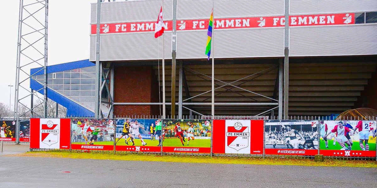 FC_Emmen's tweet photo. 👨‍🎨| 🇼​🇦​🇱​🇱​ 🇴​🇫
​ 🇪​🇲​🇲​🇪​🇳​

Ook buiten het stadion zit het met de sfeer goed.

Genoeg mooie momenten te zien op deze doeken rondom het stadion!😍

#FCEMMEN #HIERKOMIKWEG https://t.co/z8zbZ9xhd5