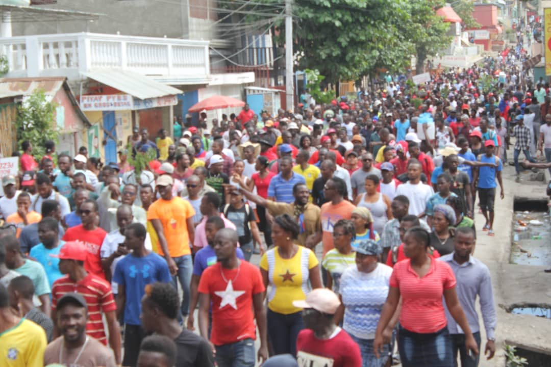 Frantzduval's tweet photo. Des manifestations sont en cours à Jacmel ce 7 février,  selon le correspondant Du Nouvelliste Claudy Belizaire https://t.co/XvDGBEVu0I
