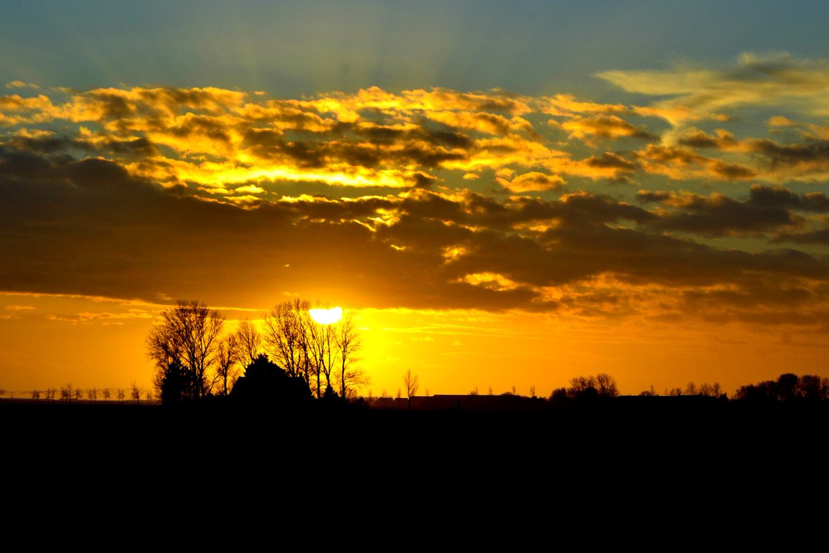 RdenBoer82WX's tweet image. Golden #Sunset today in Brouwershaven, The Netherlands. @spann @B_Ubiquitous @LincsSkies @EarthandClouds @PicBallot @PIXZeeland #Zonsondergang