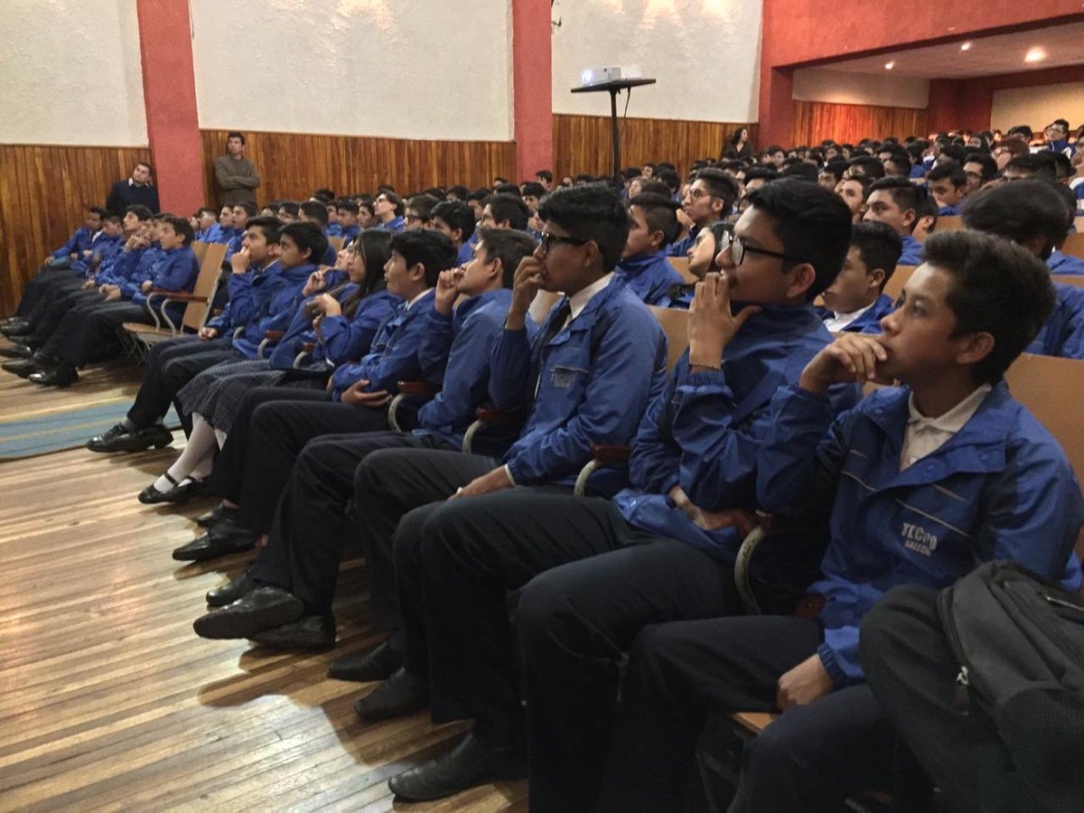 300 alumnos del Colegio Técnico Salesiano se unieron a la campaña #AzuaySiembraValores ✅. El objetivo es que los jóvenes mantengan una vida sana, basada en valores y principios, con respeto y tolerancia hacia los demás