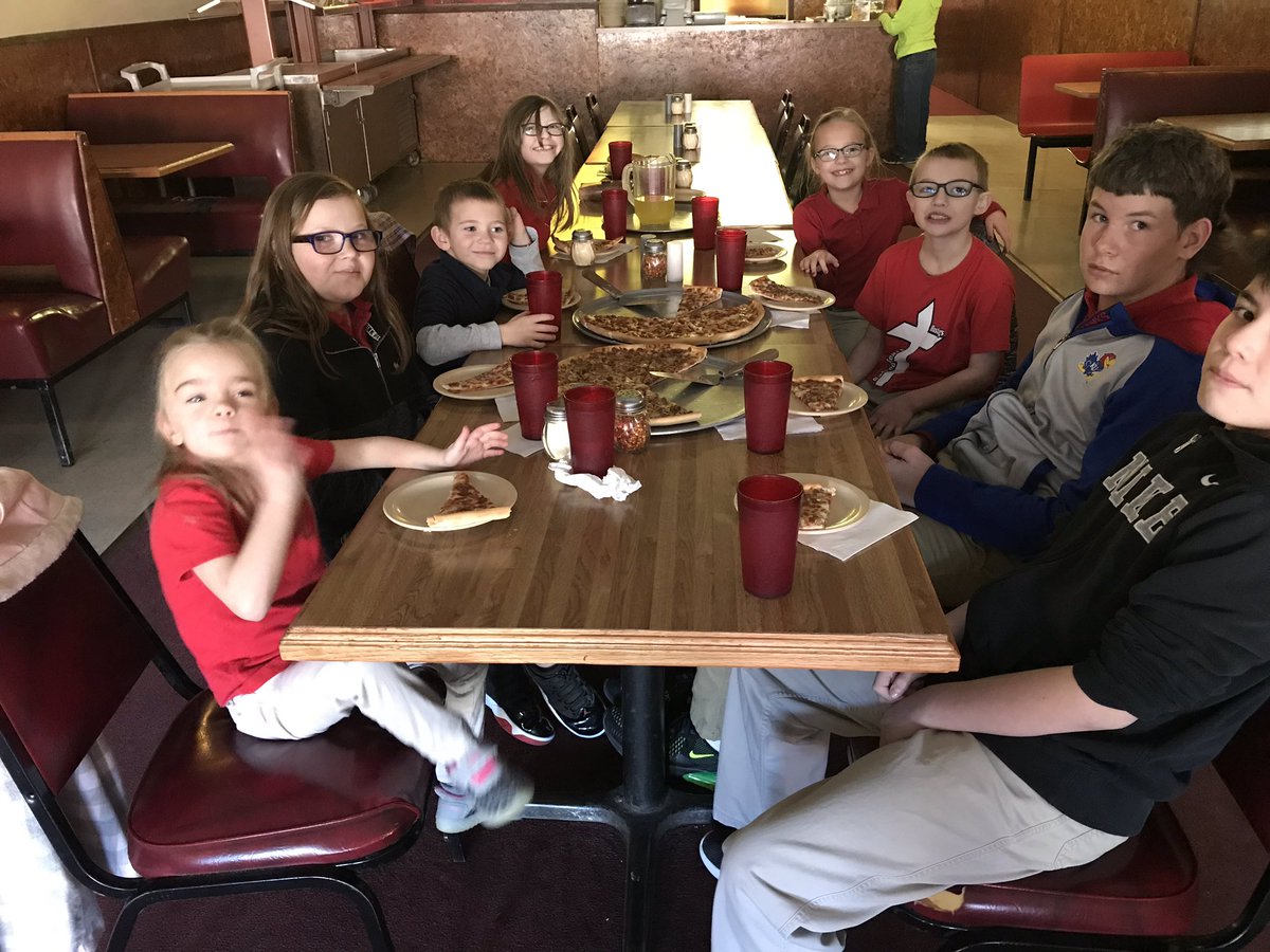 MrsDebbieHagans's tweet photo. These students were guests of @MrsDebbieHagans for pizza because of their Reading achievements for January at Sacred Heart School! #mustangpride #readingpaysoff https://t.co/DoNLtccTH8