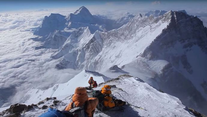 KenTakel's tweet photo. Wie viel kostet eine Everest-Besteigung? Wie sieht es da oben eigentlich aus? Und wer räumt die ganzen Leichen weg? https://t.co/Uk5pGQPiJV https://t.co/HQ0hO8O7kK