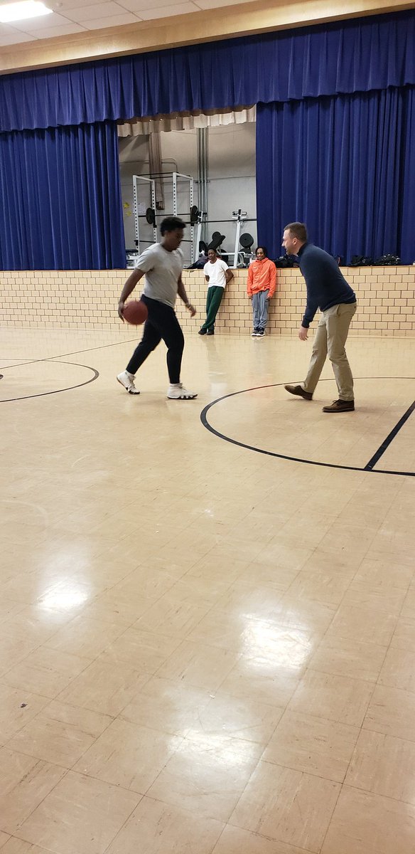 JarushaG's tweet photo. When the 8th gr Ss want to challenge the principal @Matt_Woolf #mademyday #theyballin #breakfromtesting #CASjackets @ReneeSchloss @Coach_Woo10 https://t.co/Bpx8zNiKaD