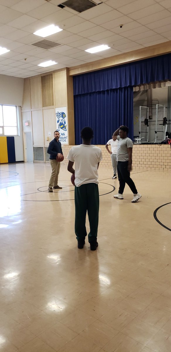 JarushaG's tweet photo. When the 8th gr Ss want to challenge the principal @Matt_Woolf #mademyday #theyballin #breakfromtesting #CASjackets @ReneeSchloss @Coach_Woo10 https://t.co/Bpx8zNiKaD