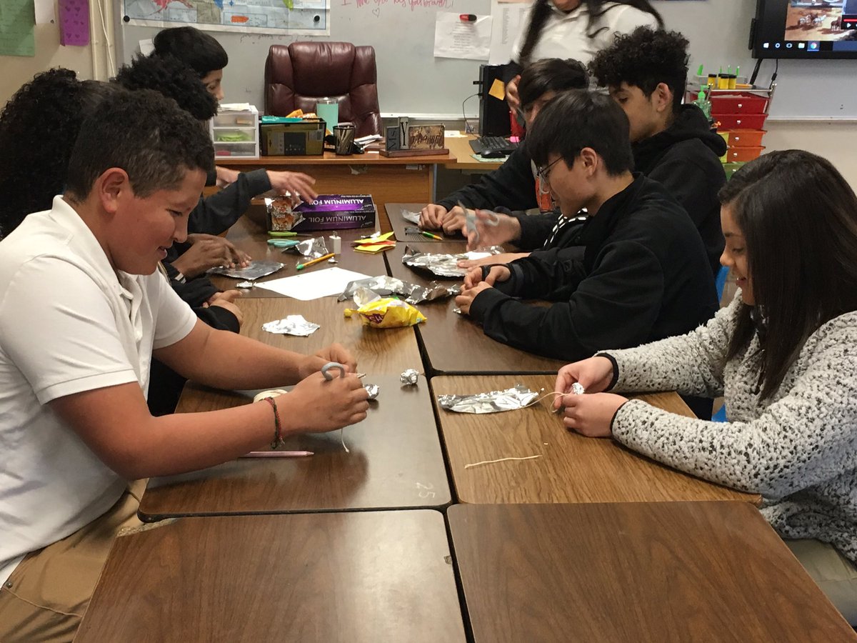 Padilla_86's tweet photo. Students working in a factory and on a plantation. #engaginglessons @atkinstornado @LISDsstudies @MsYarbrough_AMS https://t.co/tHQsy9xKr6