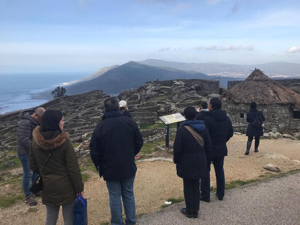 turisriasbaixas's tweet photo. El #castro de Santa Trega, una de las paradas del #famtrip del #CaminodeSantiago y el #CaminodelaCosta hoy con 14 periodistas y hosted buyers. ¿Cómo no enamorarse de estas vistas?
#FairWay #HungerforExperiences https://t.co/7DaqsNUebs