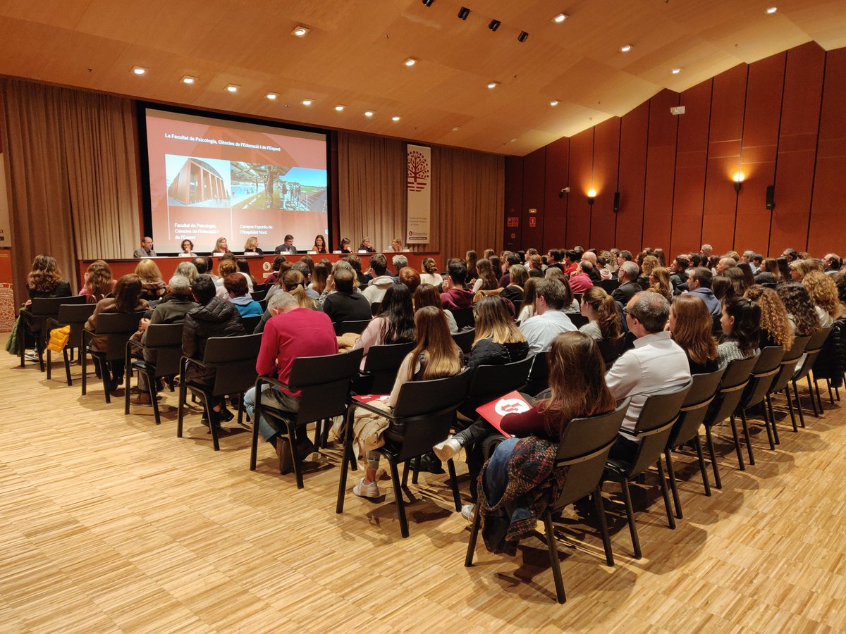 BlanquernaFPCEE's tweet image. Celebrem la segona Sessió Informativa amb un auditori ple de famílies i amb el nou Equip Directiu de la Facultat😃! @Blanquerna #OrgullBlanquerna