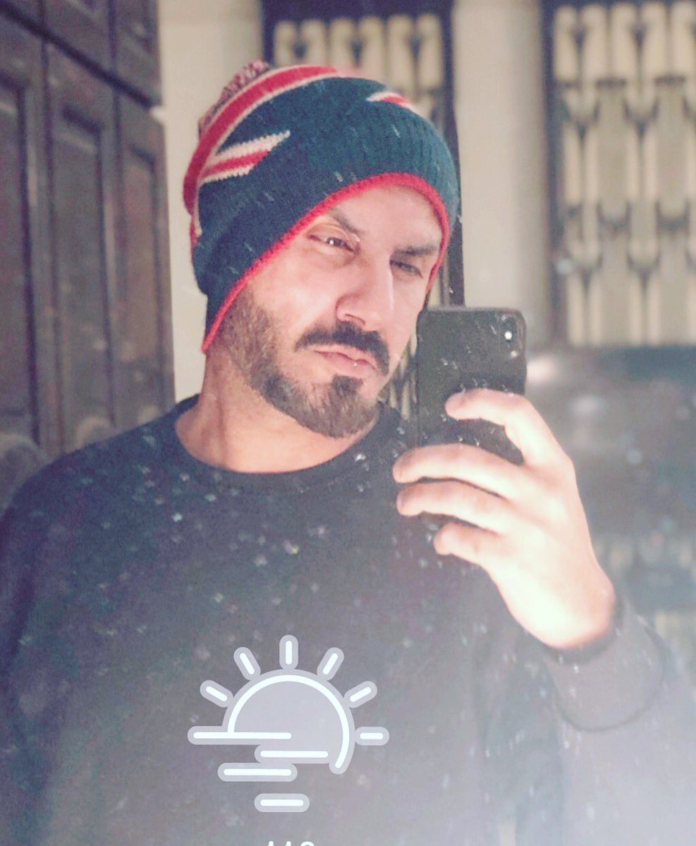 Mustafology's tweet photo. I’m very fond of selfies said no one ever. #lahorewinters #10sneezeinarowchallenge https://t.co/xvHOSC9kuU