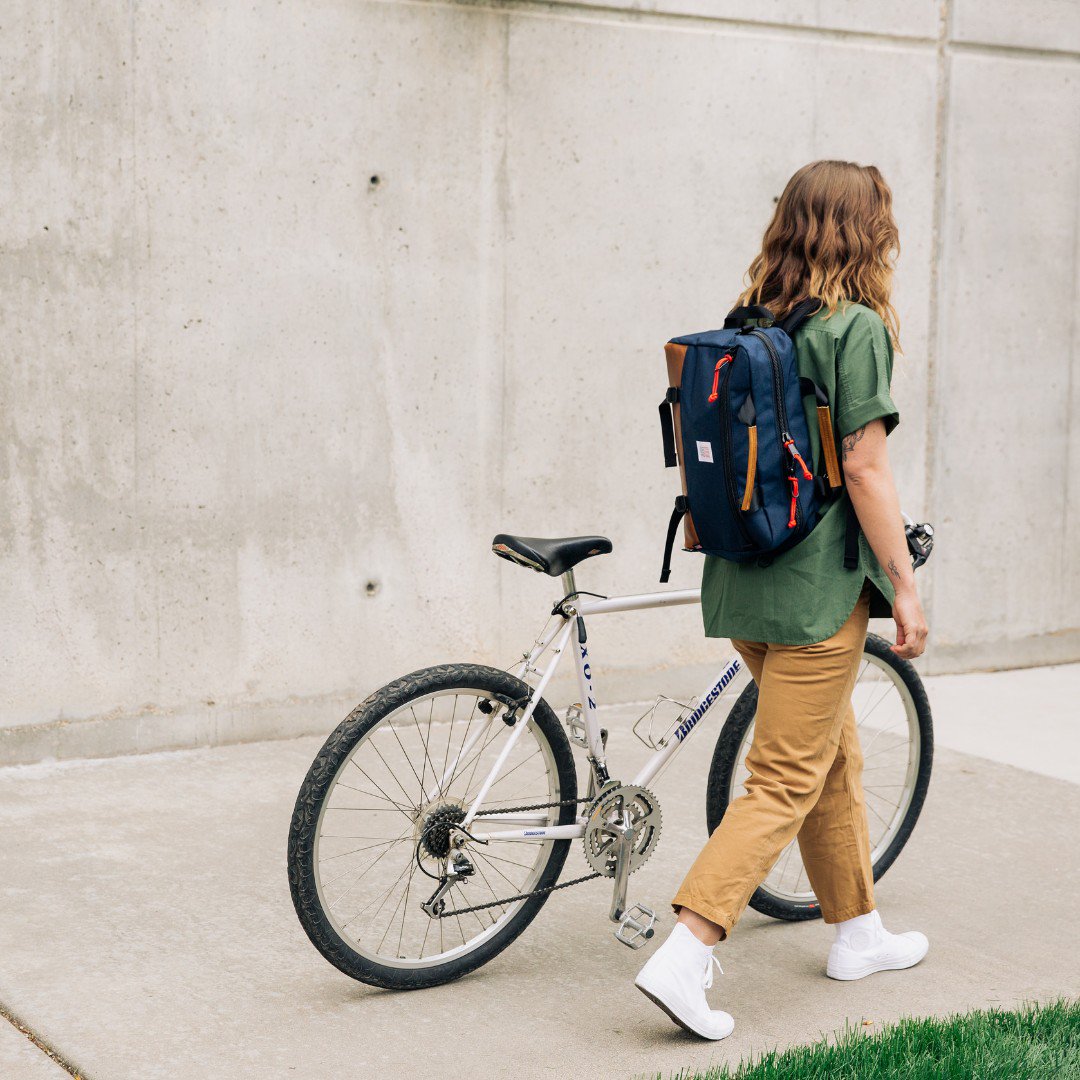 TopoDesignsUSA's tweet photo. Meet our best-selling Commuter Briefcase, featuring 3-way carry that pairs just as well with 8am subway rides as it does with rugged bike commutes.
https://t.co/lVD37PbJsi
#madeforyourmap #commutebetter https://t.co/tdzMVz2zXi