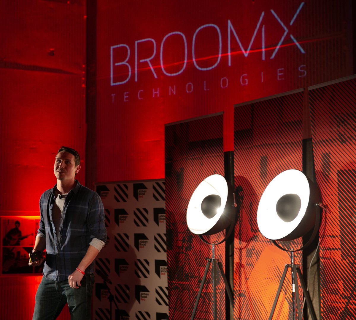 AbbeyRoadREDD's tweet photo. Now on stage are one of our most recent incubatees @BroomxTech - showcasing their #MKPlayer360 projector. Their VR projector allows you to enjoy interactive 360° media without the need for individual headsets! More info: https://t.co/gYLjEVzJHy #RedDemoDay https://t.co/Lf3FQUZNdy