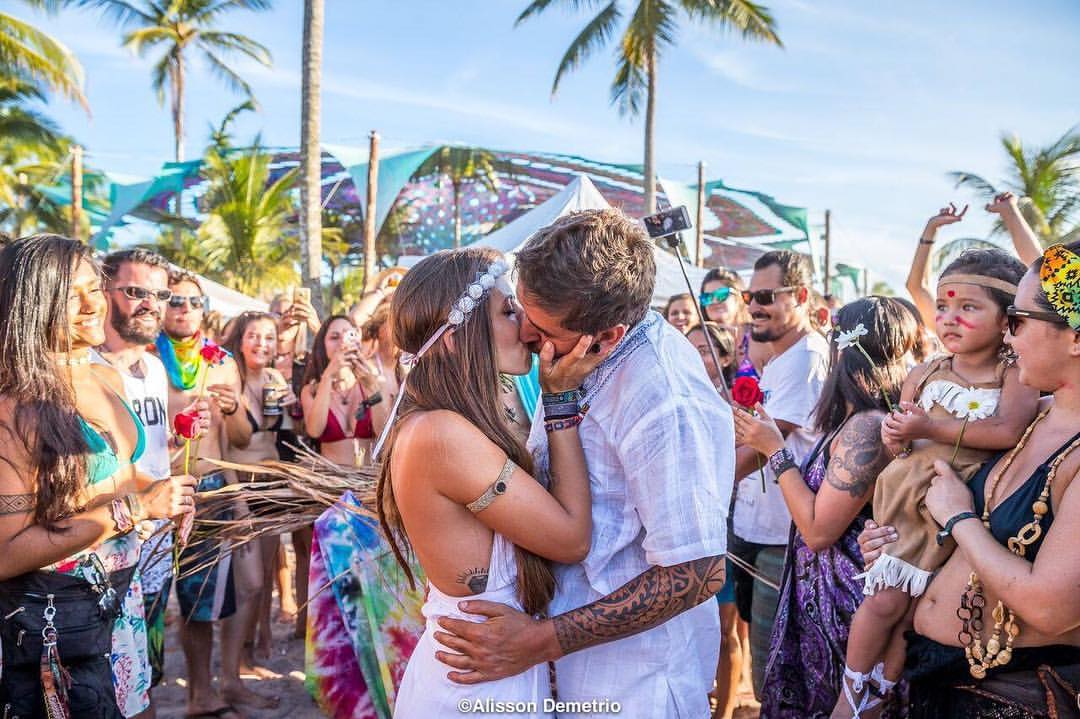 Na saúde e na doença
Na riqueza e na pobreza
Na loucura e na tristeza 
Na lama ou na grama
@ Frita comigo que nois se ama

casamento só se for assim kkkkk