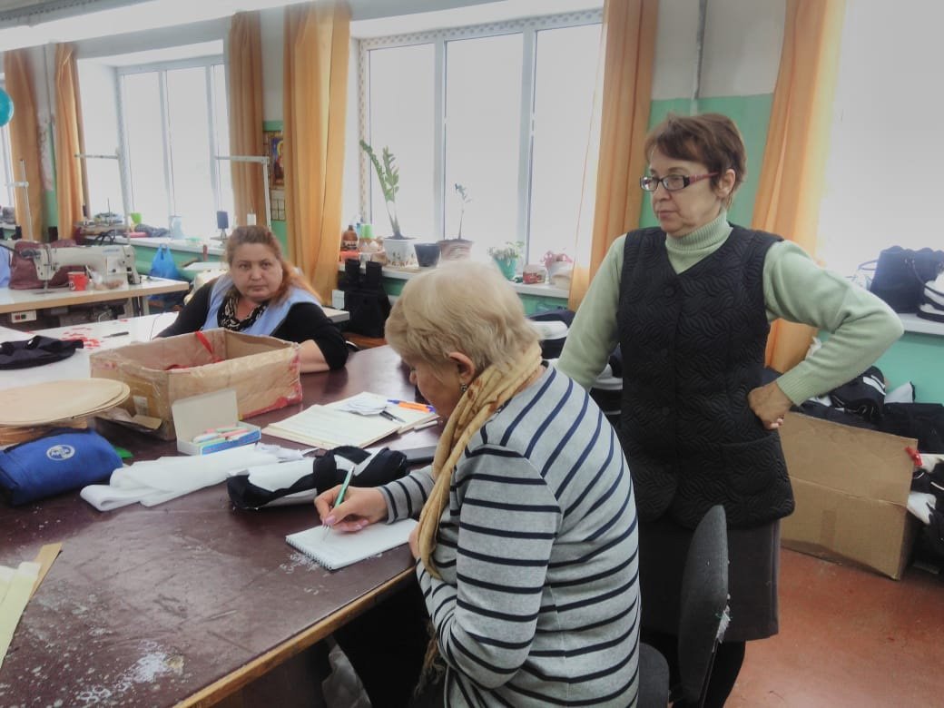 er07858140's tweet photo. 7 февраля Южская ОП провела выездной прием в швейном цехе ООО "Дело" в селе Холуй. Работницы пожаловались на уличное освещение и работу регионального оператора по обращению с ТКО. https://t.co/X5ADCQ1RLc