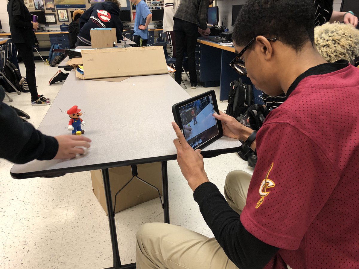 artcurious's tweet image. @WTWoodsonHS #digitalartclass #artdepartment Students creating stop motion animations in film and animation workshop today in class