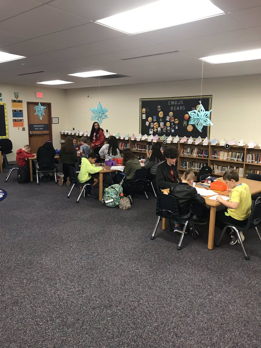 WoodRoadElem's tweet photo. @Wood_Road_Elem is so thankful for the 25 @BSPAHS students from the @BSpaIBCAS that give up time each week to spend some time mentoring our kids @BSCSD https://t.co/NKNYqSv5RL